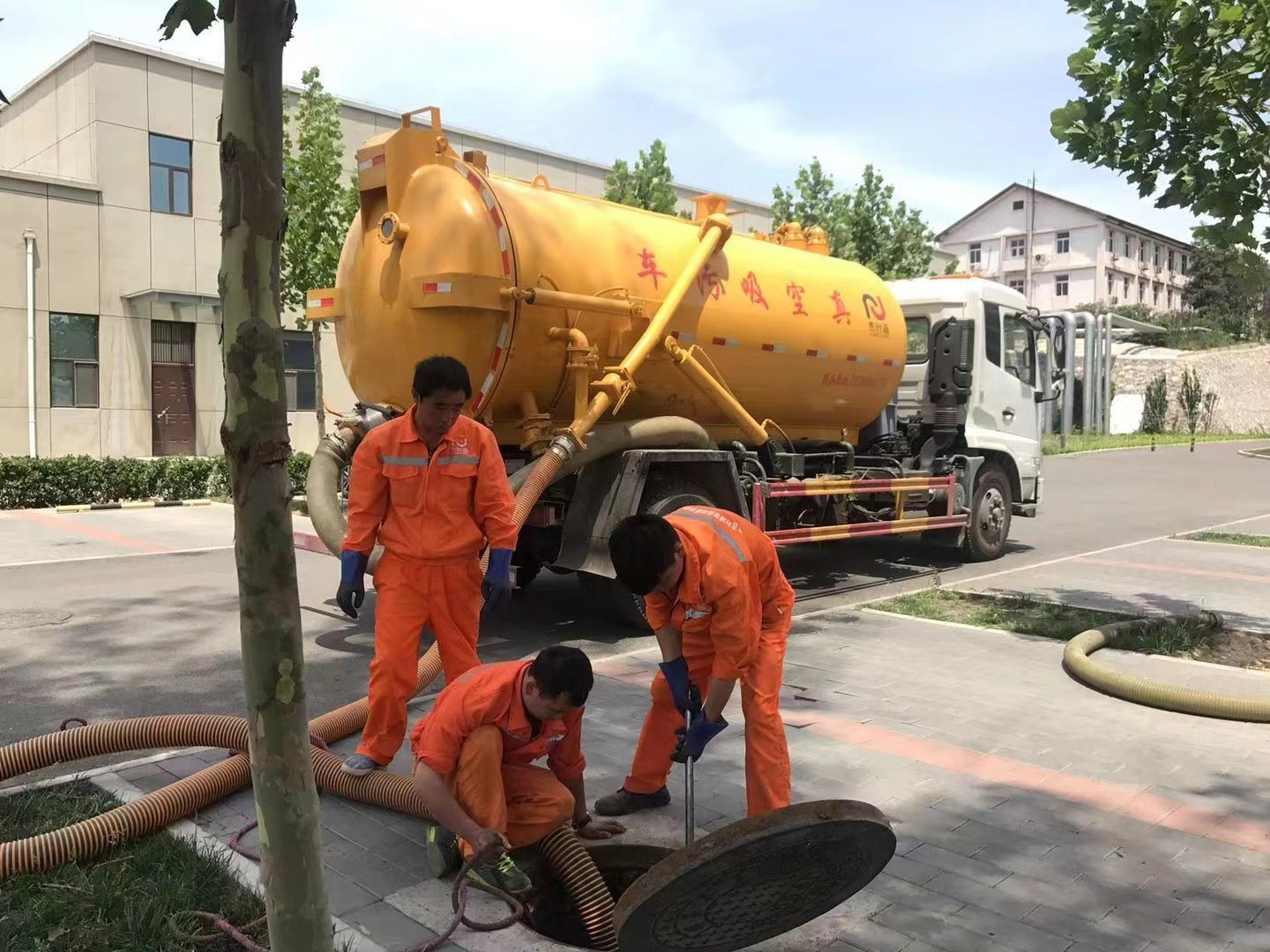 铁岭管道疏通车停在窨井附近