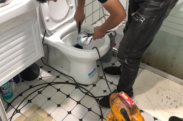 铁岭马桶堵塞自己疏通还是找师傅？专业上门服务让你省时更省心